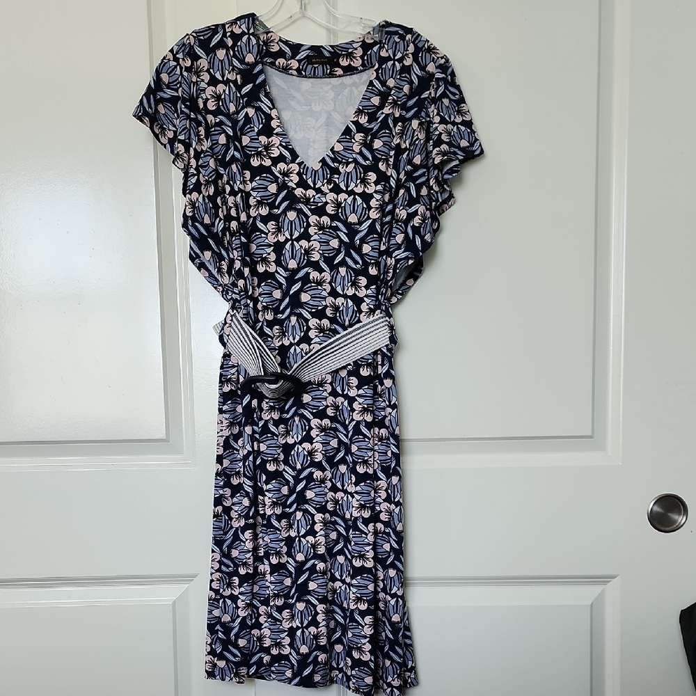 Chic Navy Floral V-Neck Mini Dress